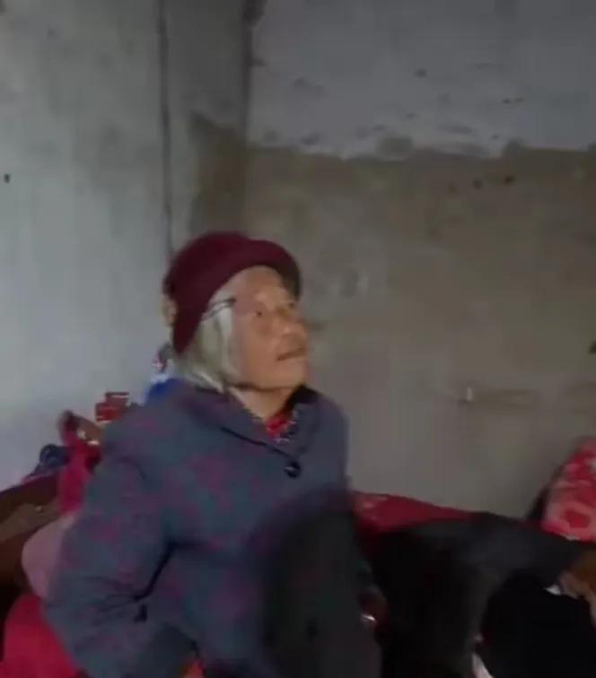 安徽阜阳老太盖三床被抗寒，儿子开空调后带走遥控器暖心操作
 1月20日，安徽阜阳