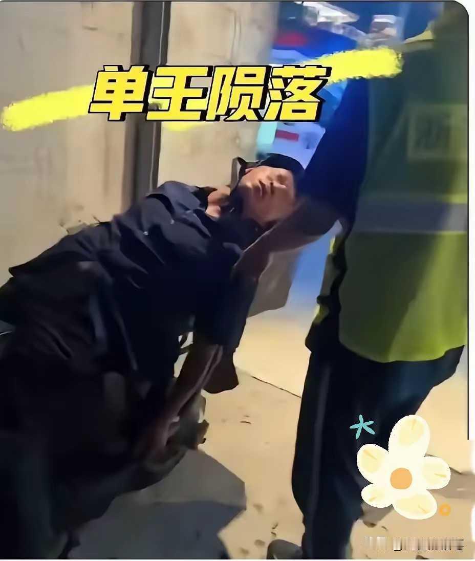 杭州外卖单王不幸离世。
手机不停跳单，画面太催泪
看完杭州这位外卖“单王”的视频
