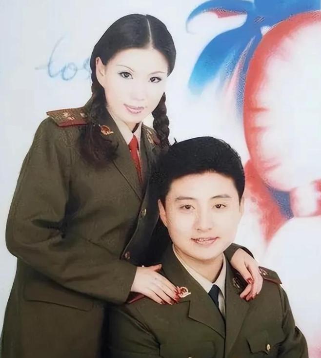从军营到家庭，既是并肩前行的战友，也是相守一生的夫妻。就周炜而言，从军营走向舞台