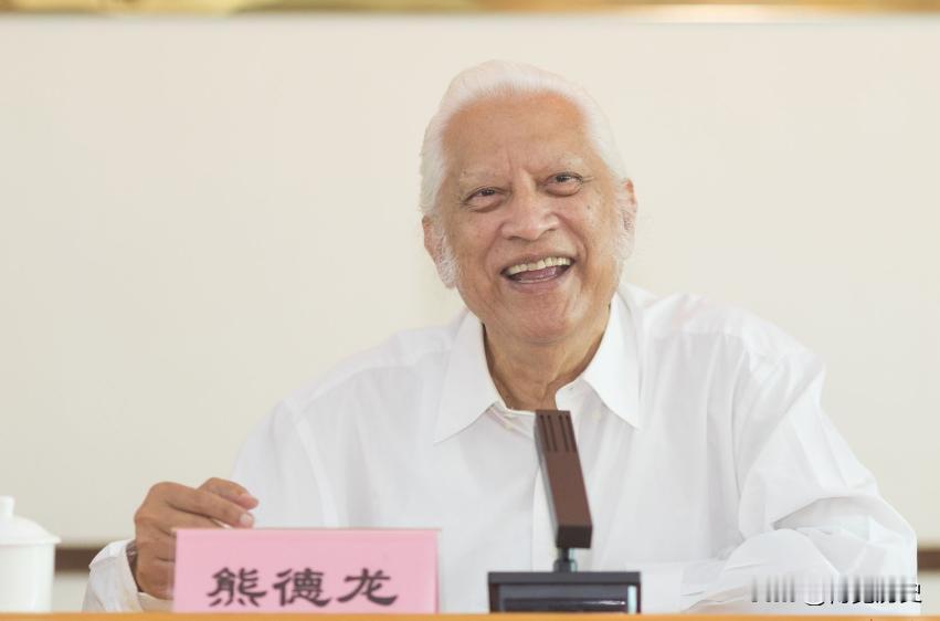 “我没有一丝一毫的中国血统，但是我有100%的中国心。”只有印尼和荷兰的血统的他