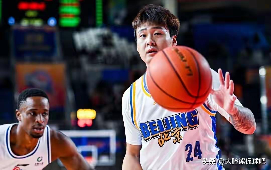 赵睿下赛季加盟上海？
今天全明星赛定妆照拍摄，在拍照间歇式，王哲林找赵睿聊天，并