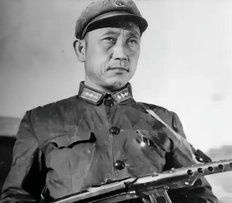 1943年秋，22岁的游击队长赵铁山被叛徒出卖，让鬼子堵在地道里。五花大绑押到村