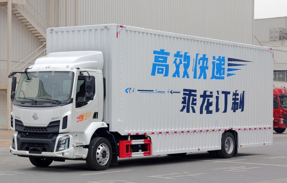 乘龙H5大单桥卡车，搭载了龙芯动力链，其四缸发动机覆盖240到270马力段，无论