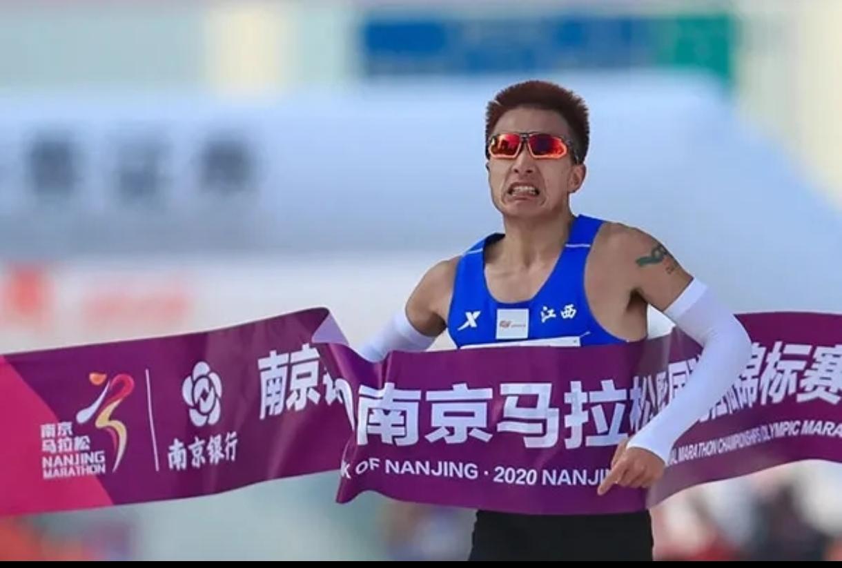 本周日8月16日鹤庆半马，蛰伏许久的彭建华正式复出参赛。
当年何杰都给他当过陪练