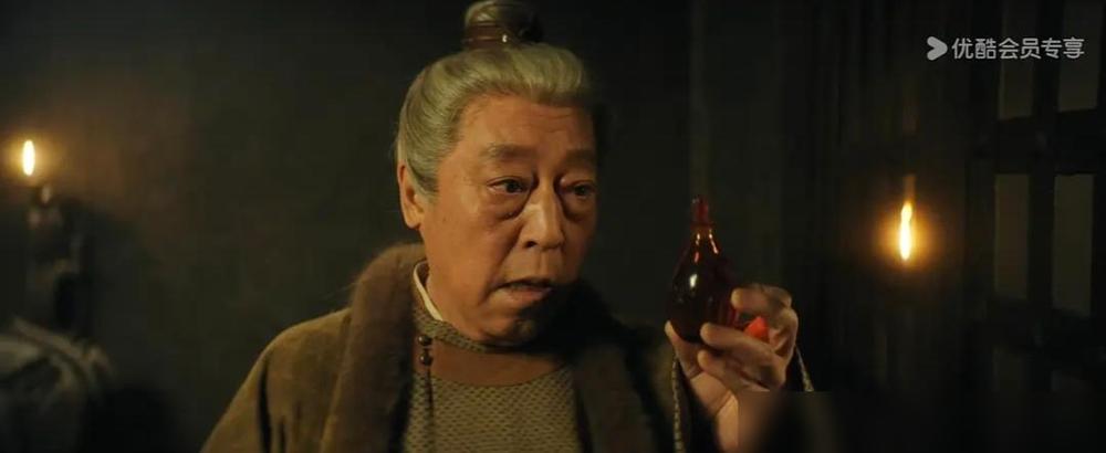 长安终于安定下来，集市上的喧闹看得人心暖暖的，孩子们追逐打闹，摊贩们讨价还价，处