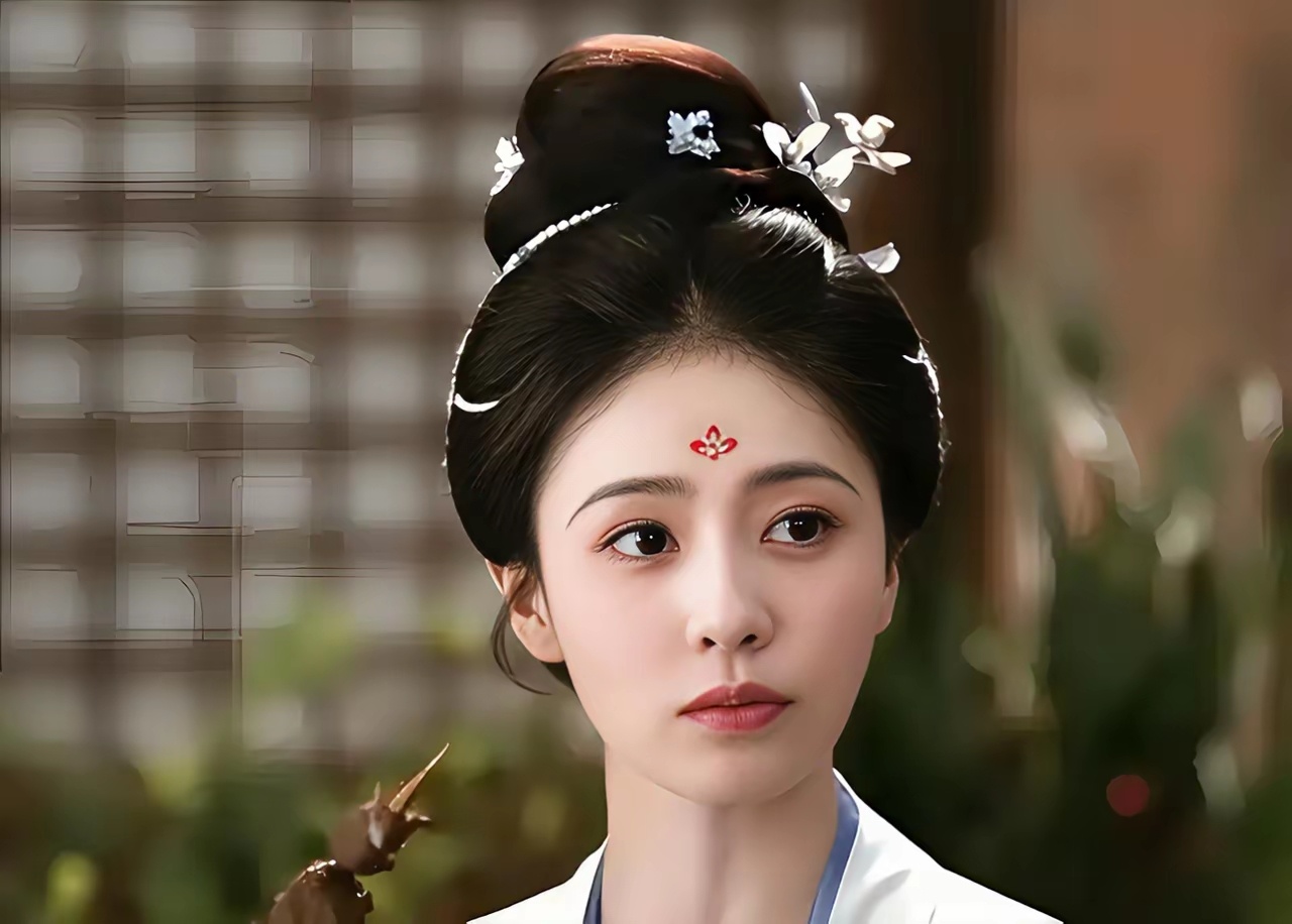 于正这波操作，把内娱那股"老板威压"玩明白了！新剧《朝玉阶》正宣传呢，有个网友在
