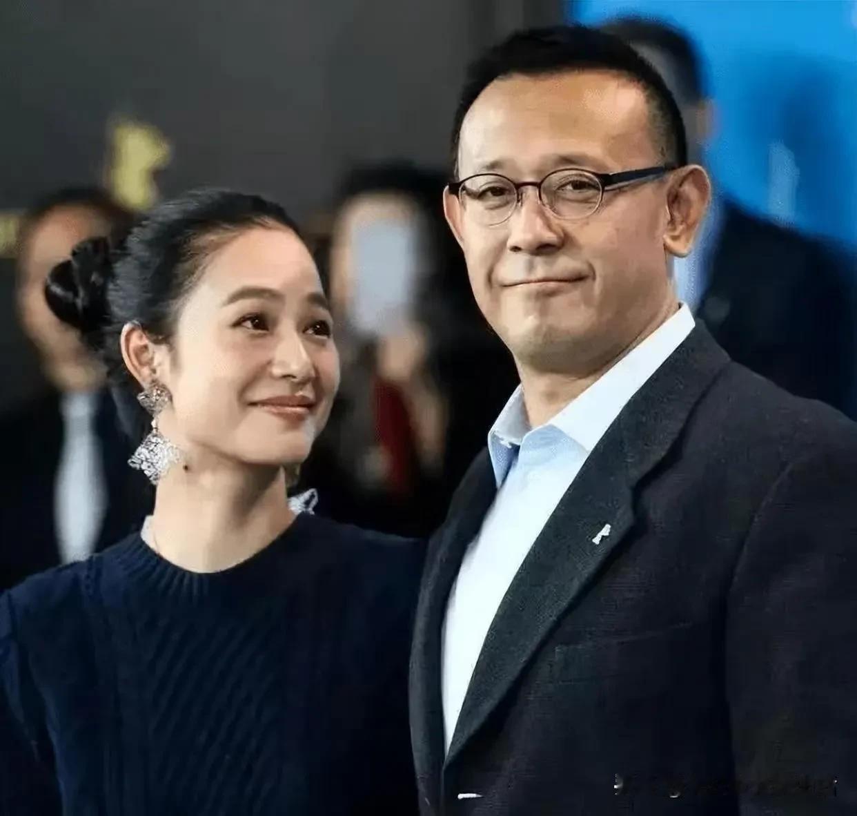 娶妻当如周韵，夫复何求？
比姜文小16岁的妻子周韵，现在是姜文导演的坚强后盾，他