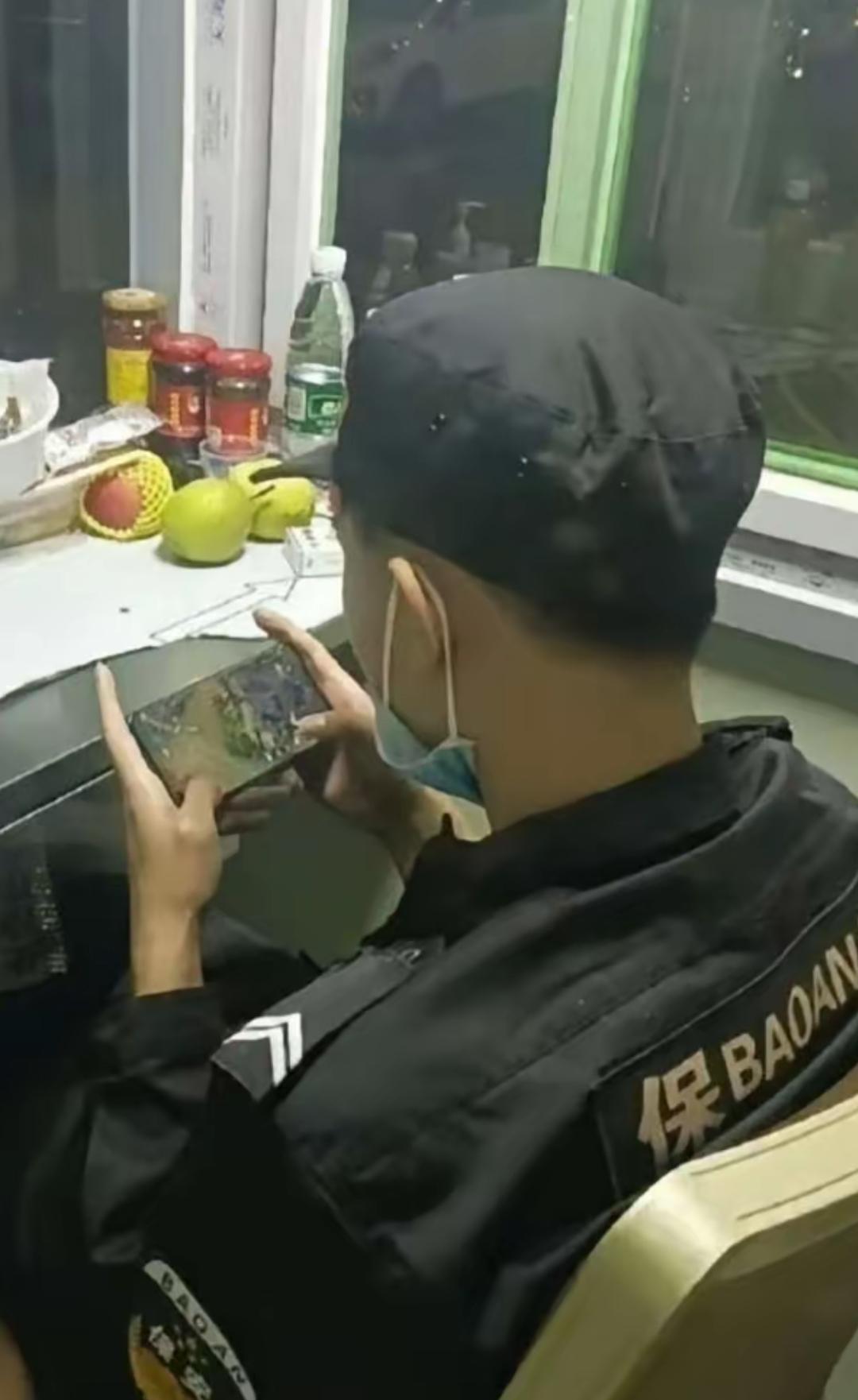 昨天晚上快12点了，保安小赵看看外面也没人了，就进入岗亭坐下来拿出手机直接打起了