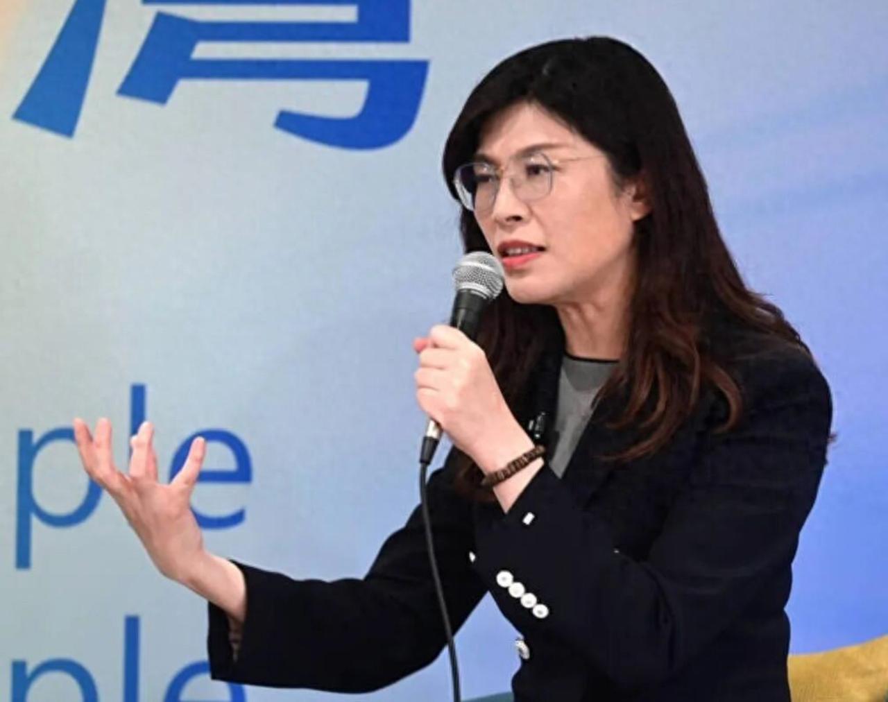 撕破脸了，郑丽文当众掀桌子，对着马英九、洪秀柱、朱立伦三大党内元老火力全开痛骂，