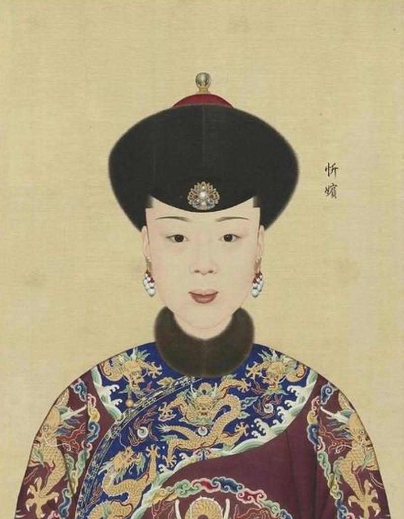 康熙只临幸了她一次，此后三十三年，连个名分都没给。

紫禁城里有个不成文的规矩，