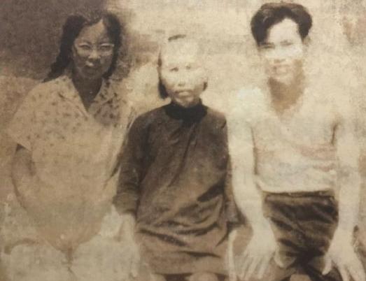 1936年的一天，彭士禄和姑妈突然被押到大堂上，大堂上一位老奶奶看到彭士禄便激动