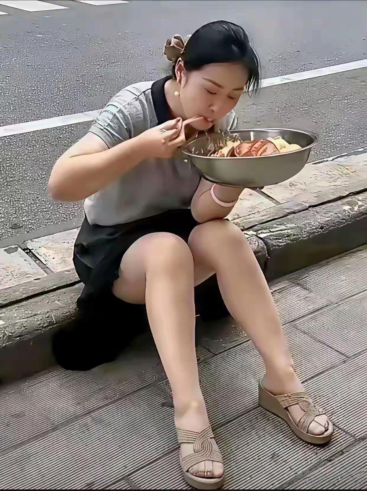 相信普通家庭没有几个男人能养得起像她她这样端起大盆子吃饭的姑娘！
不只是感到奇怪
