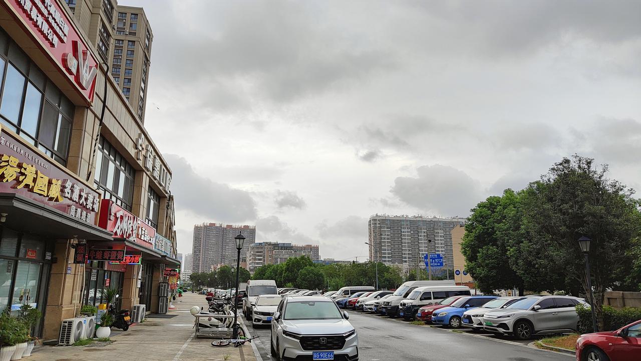 上次巴威来袭，学生放假，河道排空严阵以待，结果它如一阵旋风，飘然而过。满河床只剩