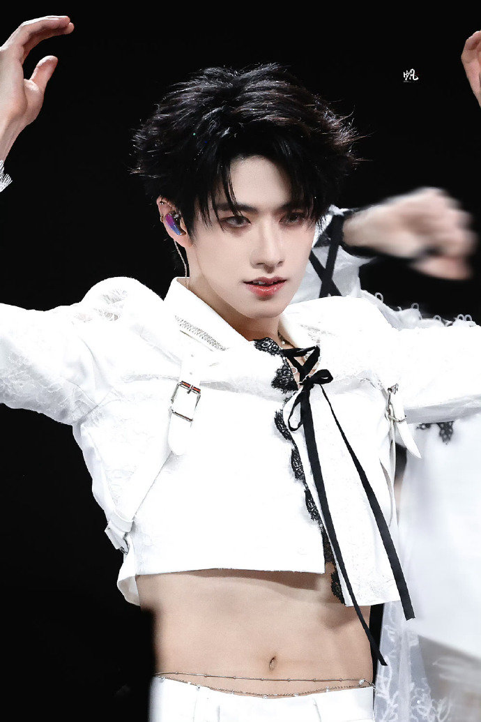 朱志鑫舞台神图 朱志鑫神性 朱志鑫舞台神图，朱志鑫神性一幕来啦，这个白色西装和后