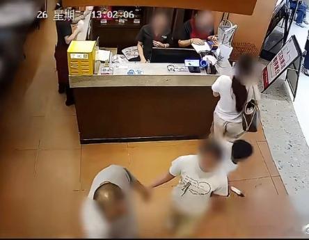 指控4岁男童摸臀为何引爆舆论 反反复复看了十几遍这个监控视频，这个4岁小孩真就是