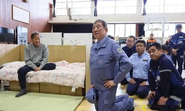 石破茂不简单，对日本民众下跪，对美国挺起腰杆！最近，刚当选首相的石破茂去灾区视察