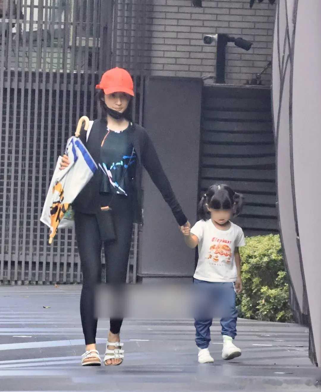 9月23日，台媒曝光林依晨3岁女儿近照，仿佛是迷你版的小林依晨。照片中，林依晨和