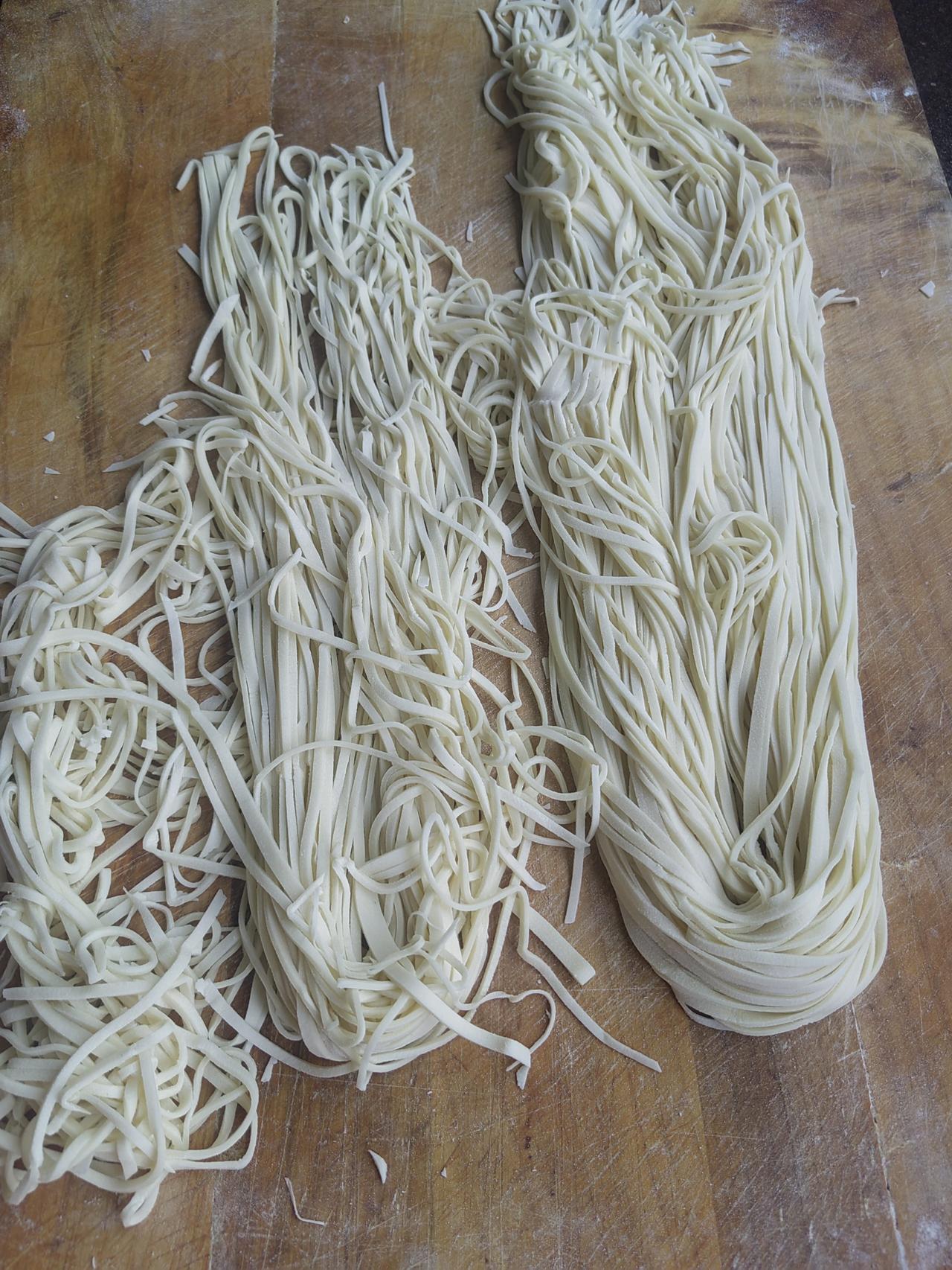 70后的友友们，你们家里都还做手擀面吗？
来，咱们PK一下。这是今天中午我擀的三