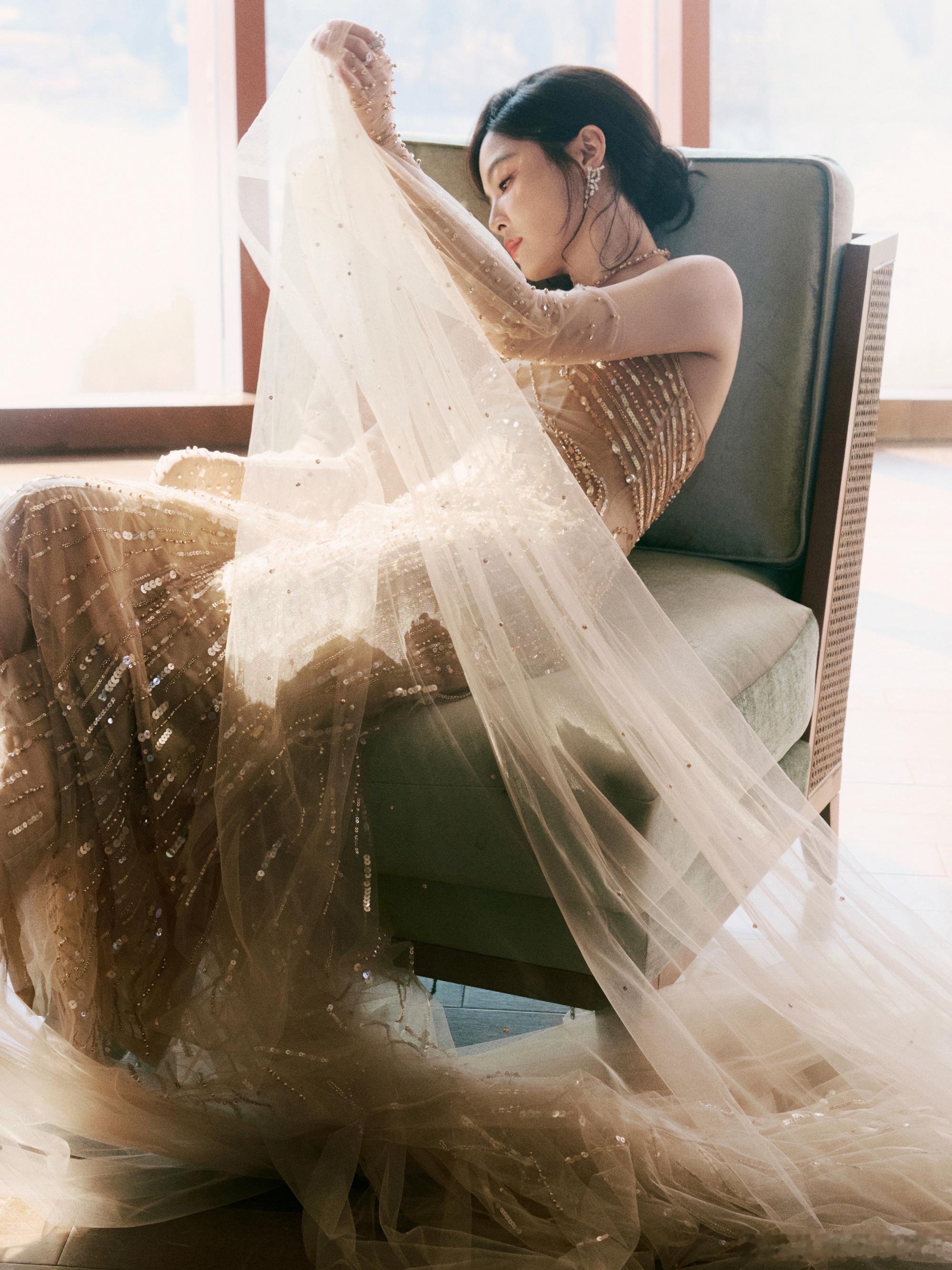 辛芷蕾的状态 解锁辛芷蕾冷感时尚穿搭！极简挂脖裸背礼裙温柔又性感，肩颈线条优越，