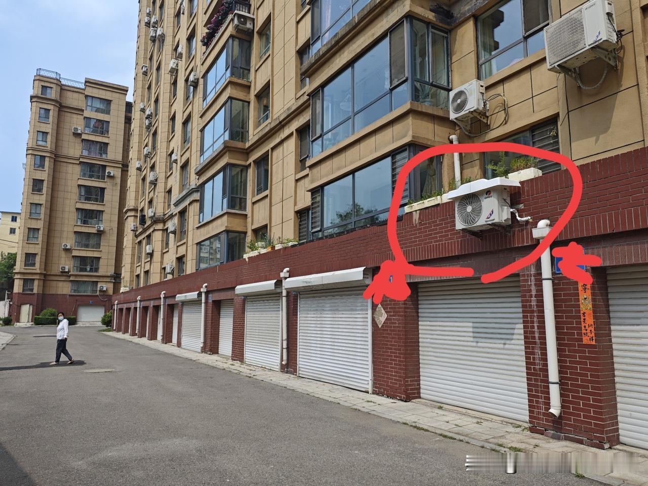 在我家车库卷帘门的上方，二楼住户安装了一个空调的外挂机，正好在我家车辆和人员出入