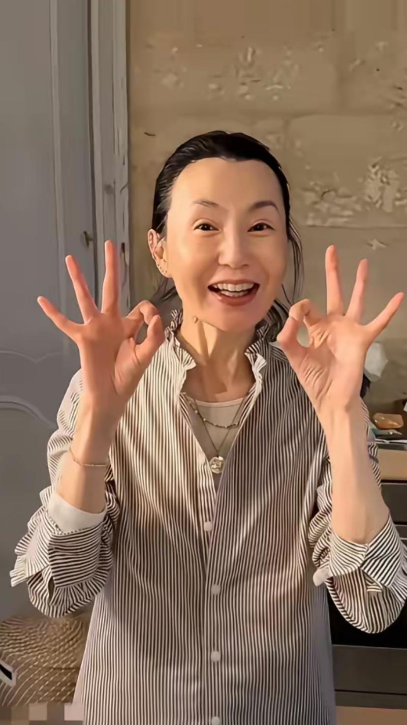 美人迟暮，59岁的张曼玉比想象中的要老一些，但精神状态很好，灵气藏进皱纹，优雅刻