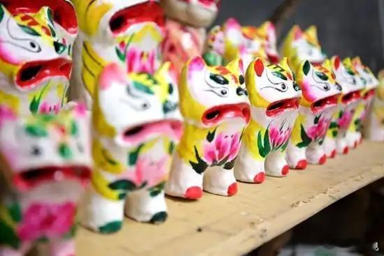 马斯克幼子同款虎头包来自广西绣娘之手广西有虎头包，在山东高密，也就是作家莫言的老