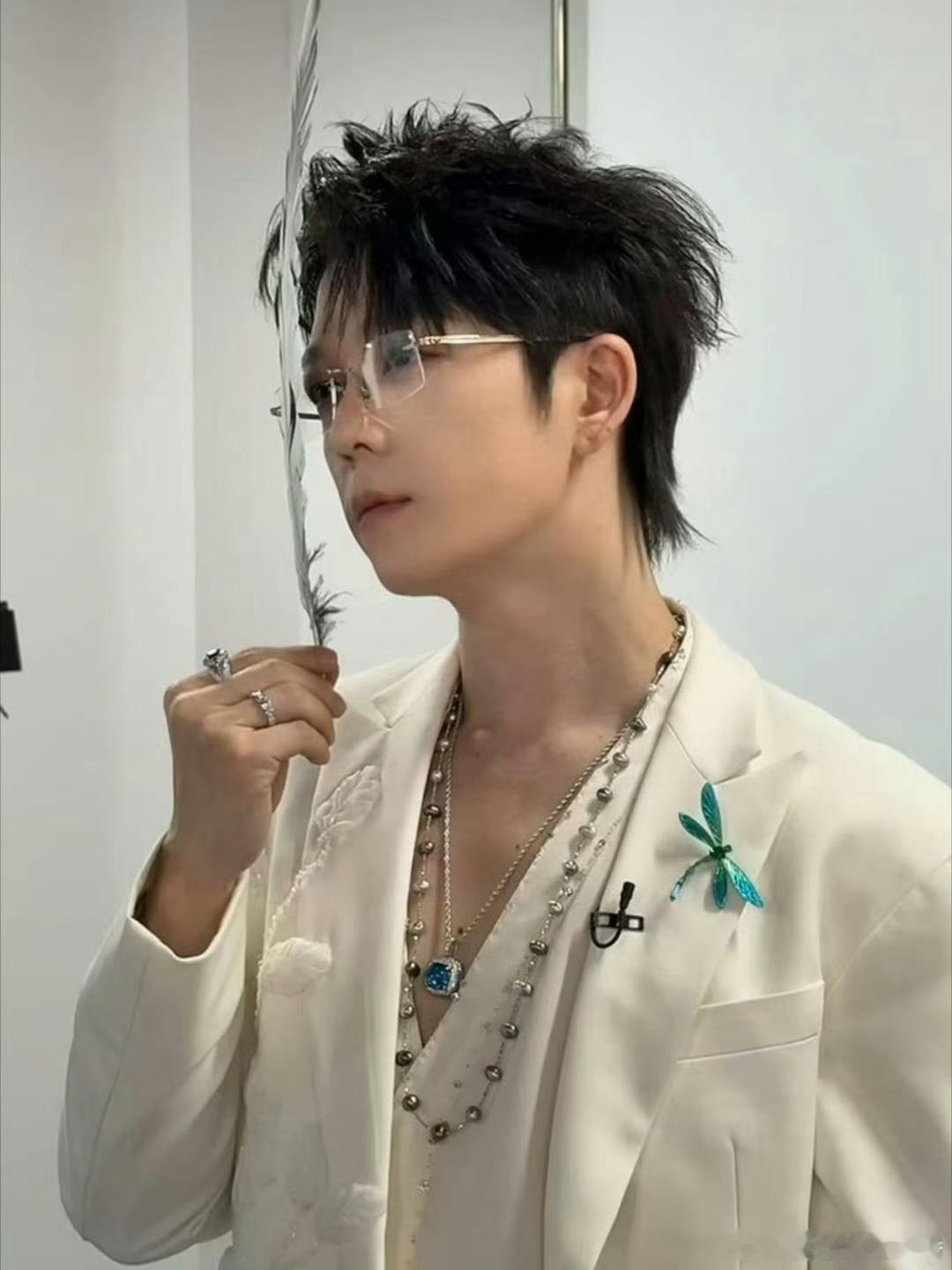 建议王栎鑫的下颚线单独出道 王栎鑫出席活动，侧脸轮廓里的下颚线，在人群中格外吸睛