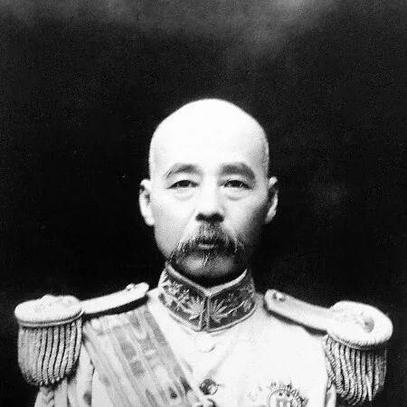 1895年，冯国璋荣归故里，在途中遇到了一位看起来像乞丐的老妇人，便问：“前面是