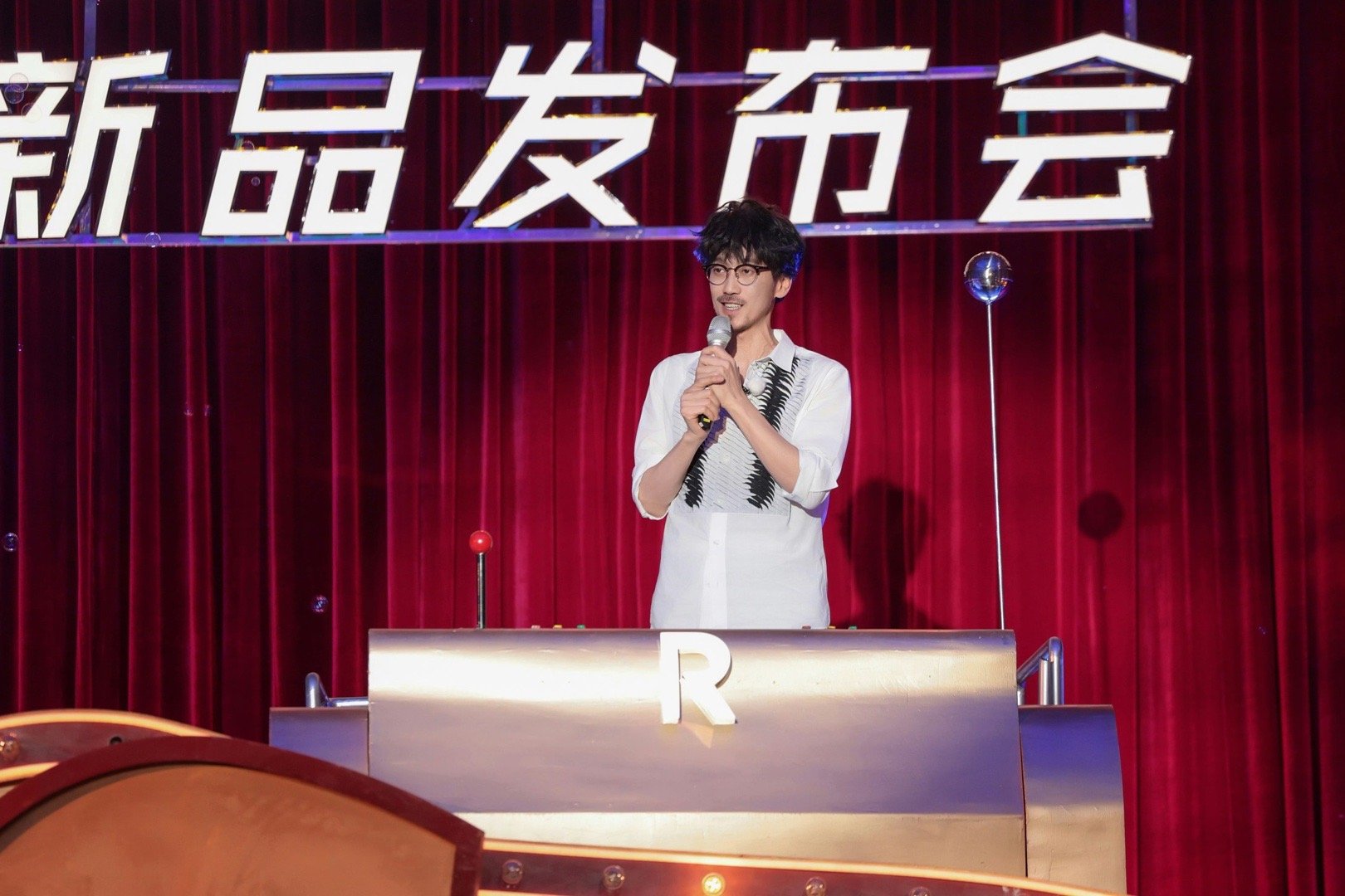 周深孟子义回应见到周传雄本人周深和孟子义前年那段超火的“冬天的秘密”片段，原来是