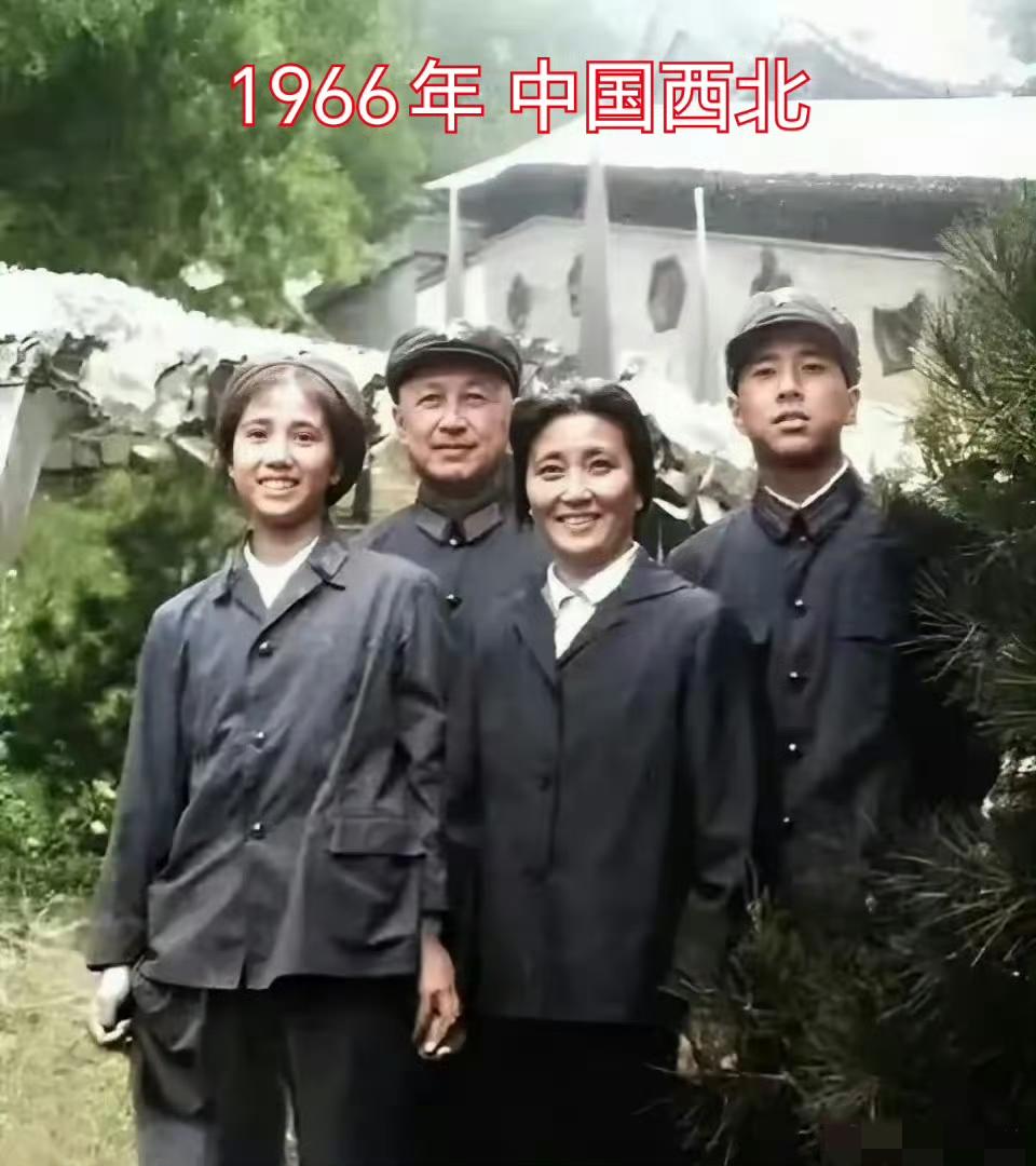 两张照片，是钱学森先生跨越13年的选择。
1953年，美国加州的阳光、优渥的生活