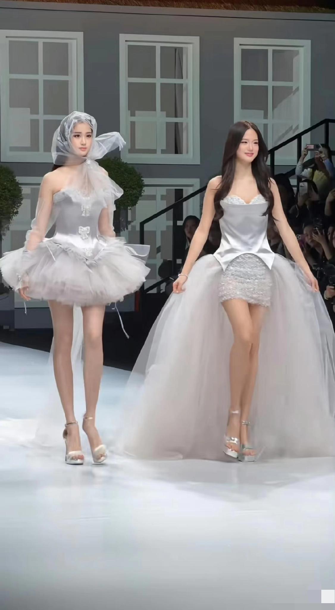 年轻时的钟丽缇，在美貌方面堪称“王者”级别，且她还是一位超会生的妈妈。她的两个女