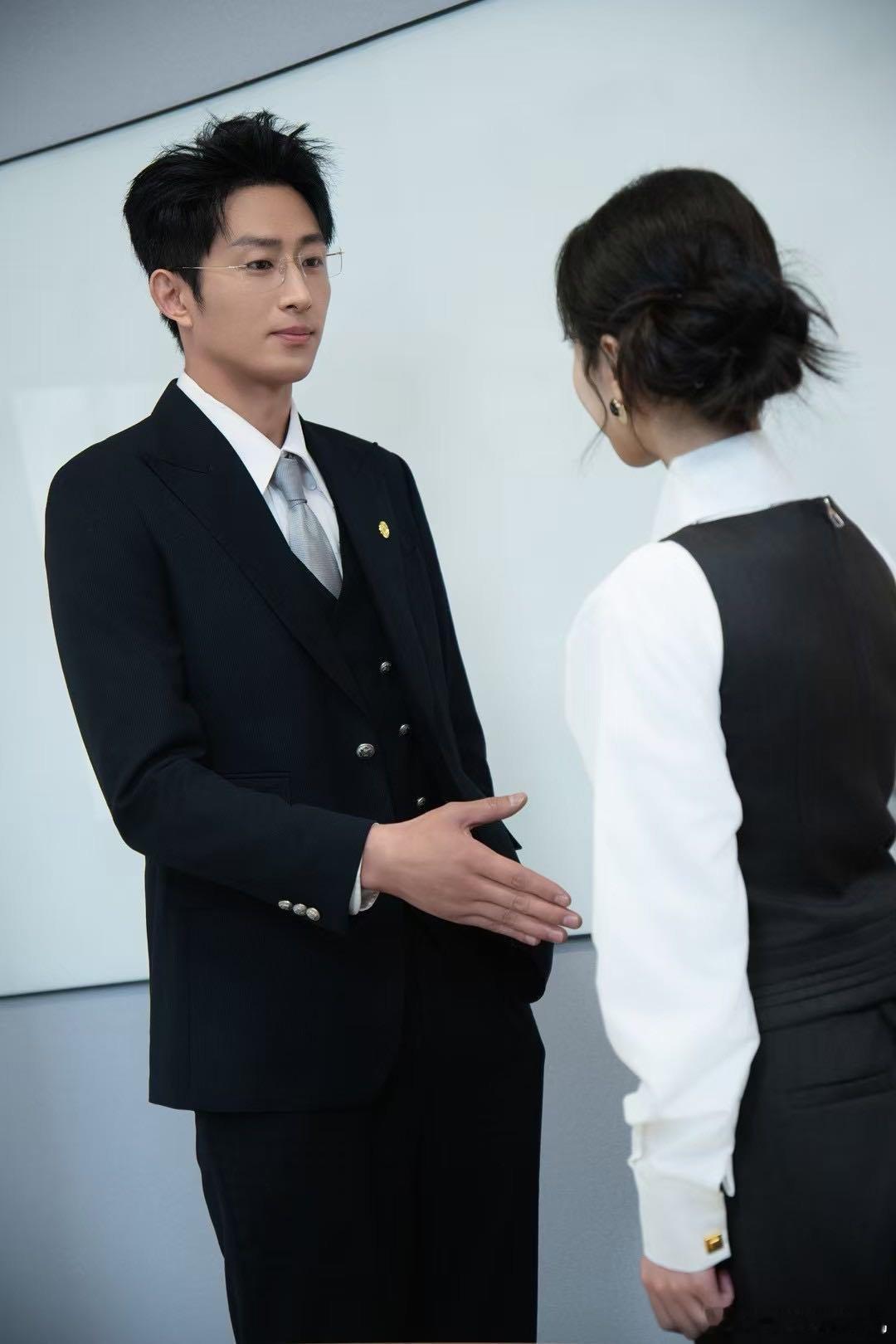请王凯沐把眼镜焊在脸上 程律戴眼镜工作时又专业又从容，对女主温柔起来反差感绝了，