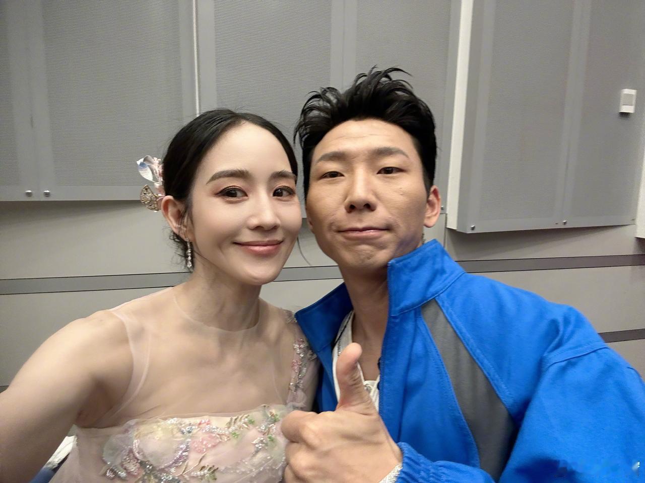 阿如那不是想演爱情片吗？
我觉得他跟张钧甯还挺搭的啊。
阿如那是蒙古族，
张钧甯