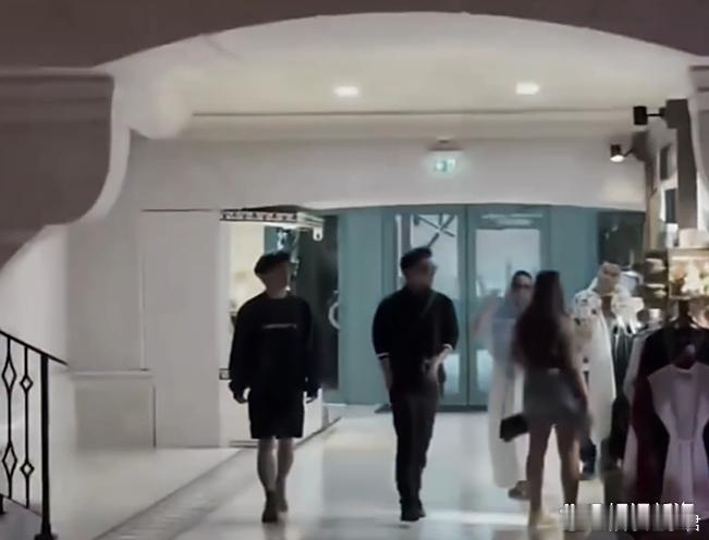 谢霆锋带大儿子迪拜度假被偶遇，父子俩戴墨镜同框好酷，走路姿势如同复制粘贴。 ​​