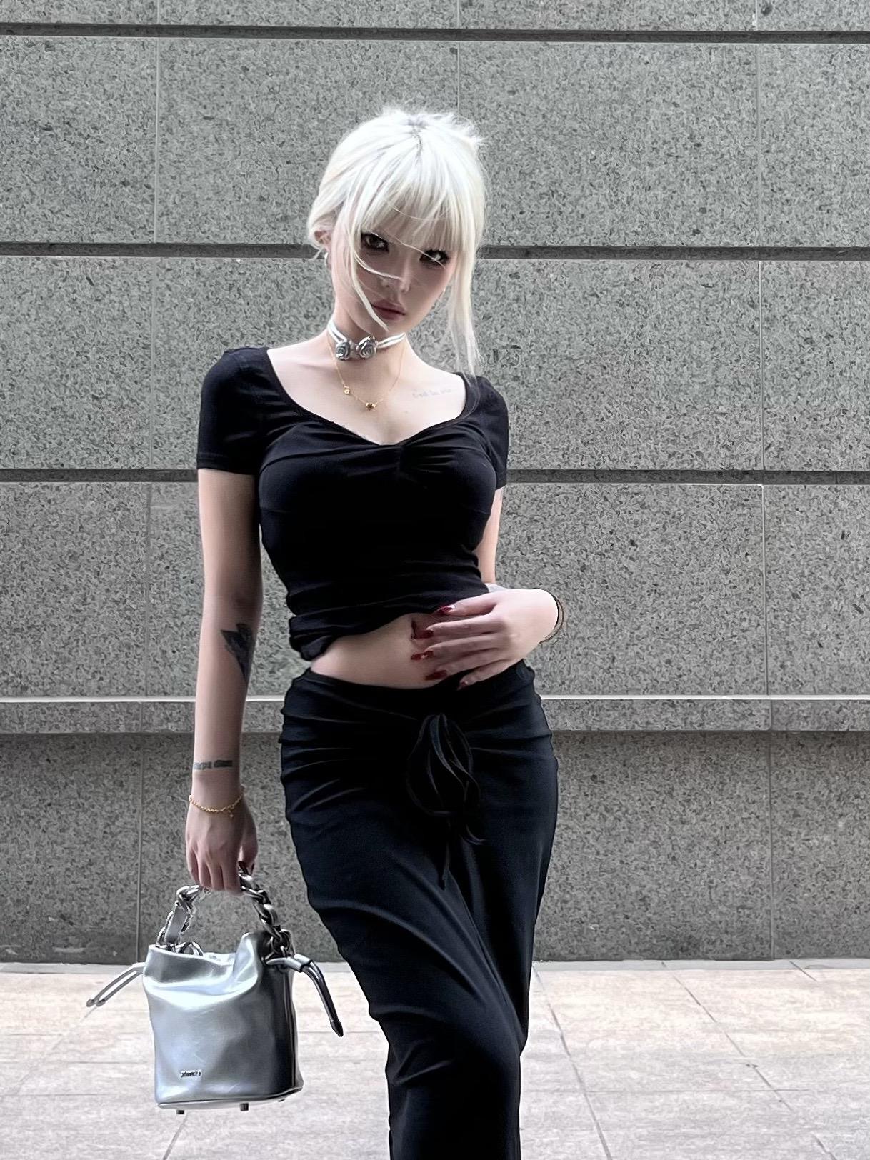 我的心是一块巨大的冰 融化它要很久 重新凝固要很久 它会在暴风兩的夜晚被冲走 但更多时候是被踩成一滩烂泥