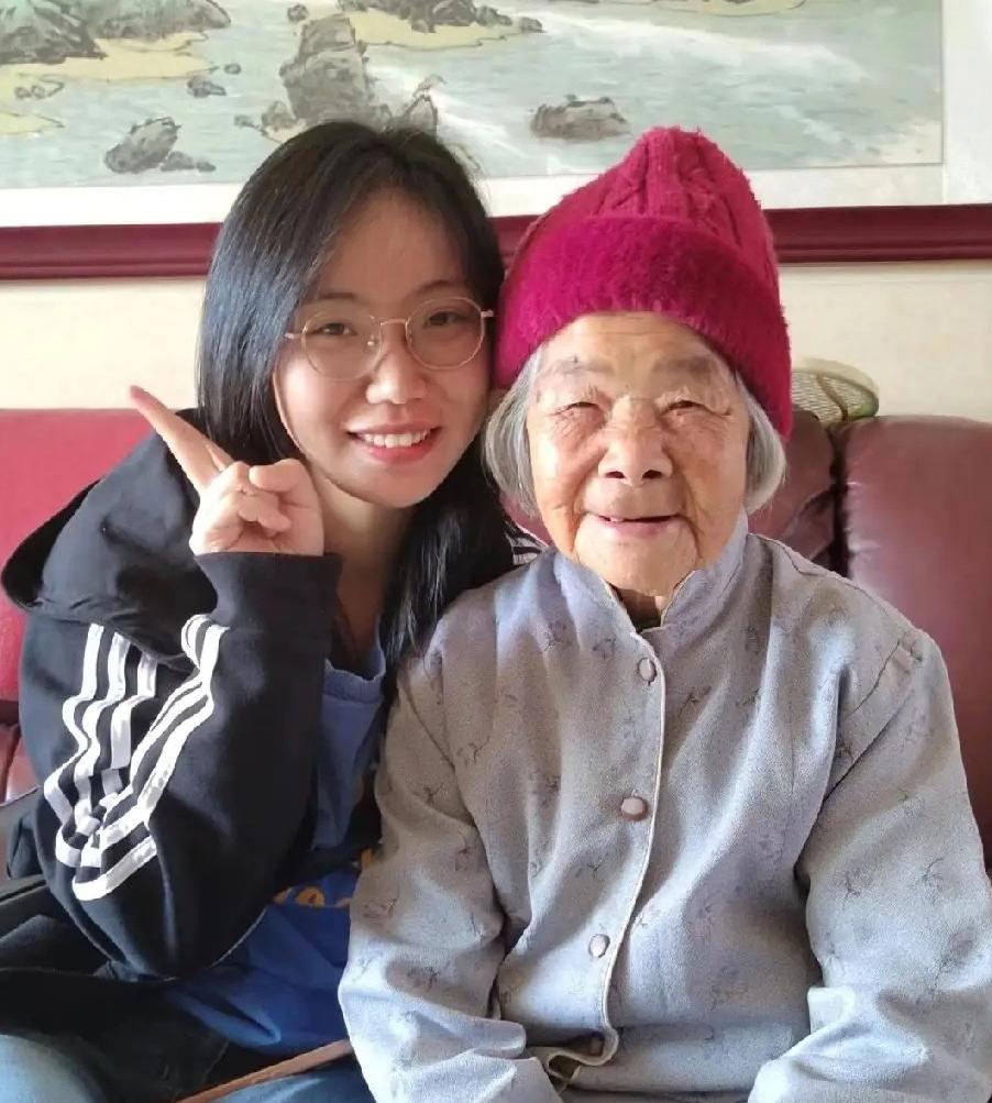 26岁姑娘为省钱，和上海68岁阿姨同住六年。后来阿姨患上老年痴呆，子女回来商量照