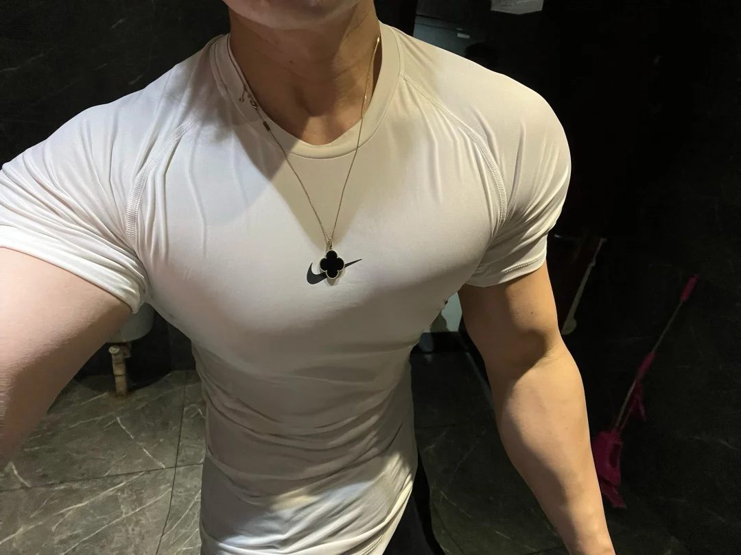 健身狂人！肌肉型男教你打造完美身材秘诀