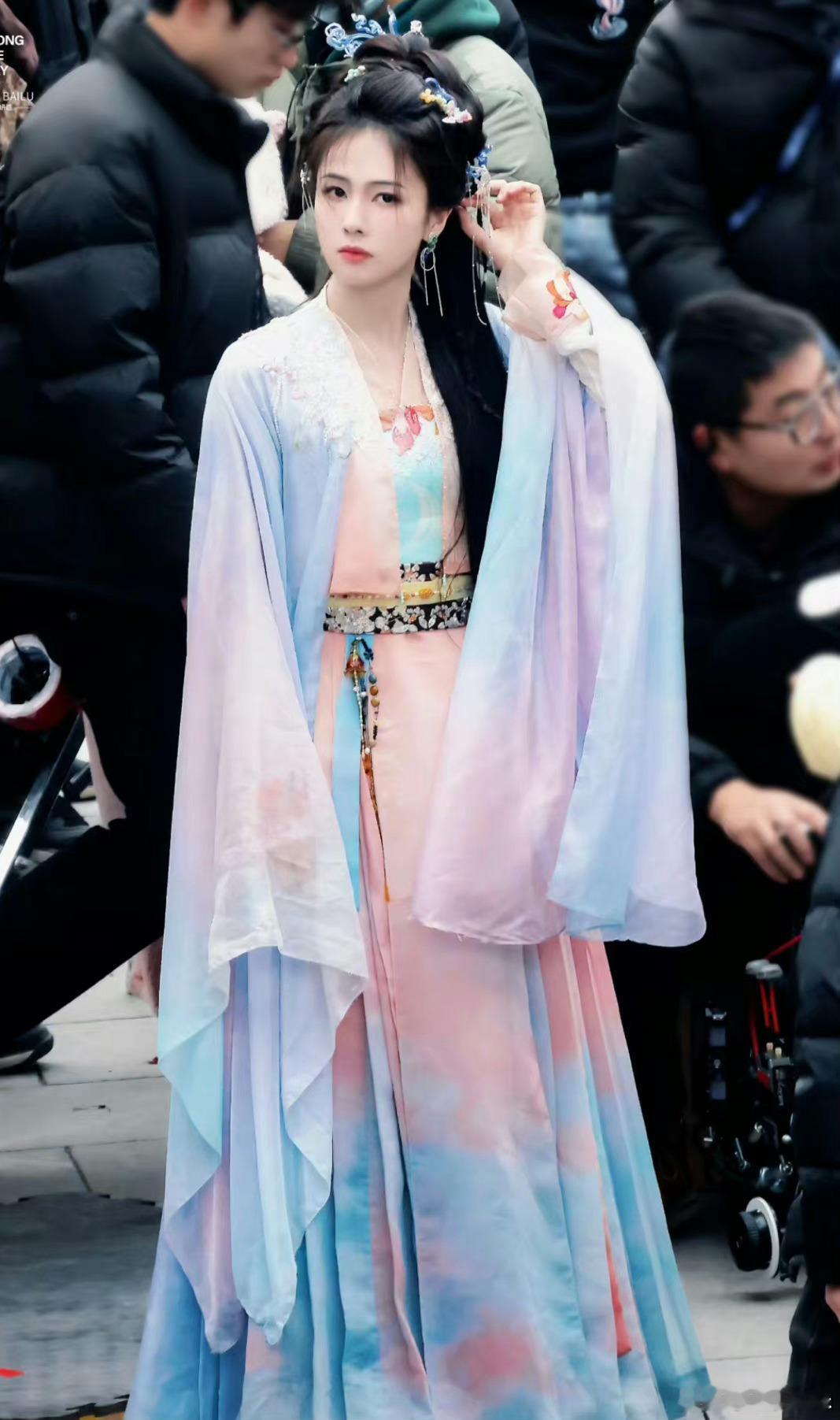 易小雅的新设计，黑色花边腰带。 ​​​