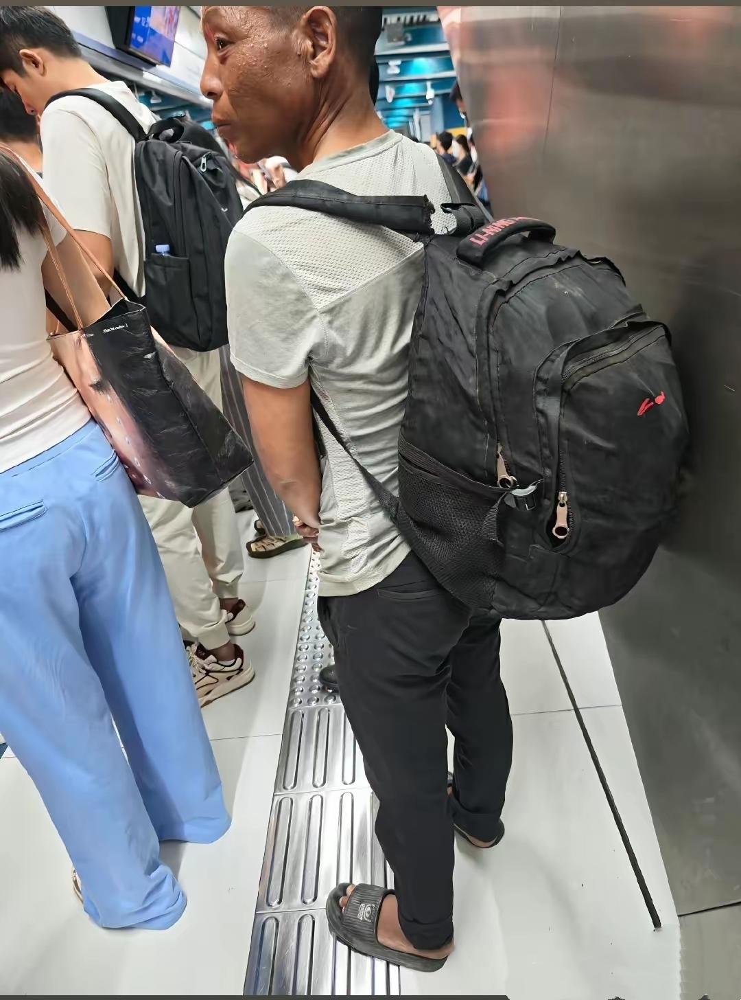 这是发生在北京地铁站的真实一幕。

一位大概60岁的大叔，第一次来北京，不懂怎么
