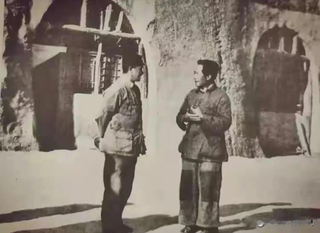 在历史的长河中，有一张意义非凡的合影，它拍摄于1942年的延安杨家岭毛泽东的窑洞