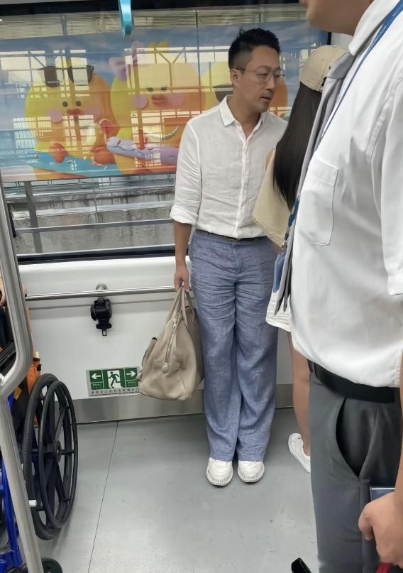 #汪小菲怒斥偷拍网友# 汪小菲护妻也太霸气了吧！近日，汪小菲和老婆Mandy在机