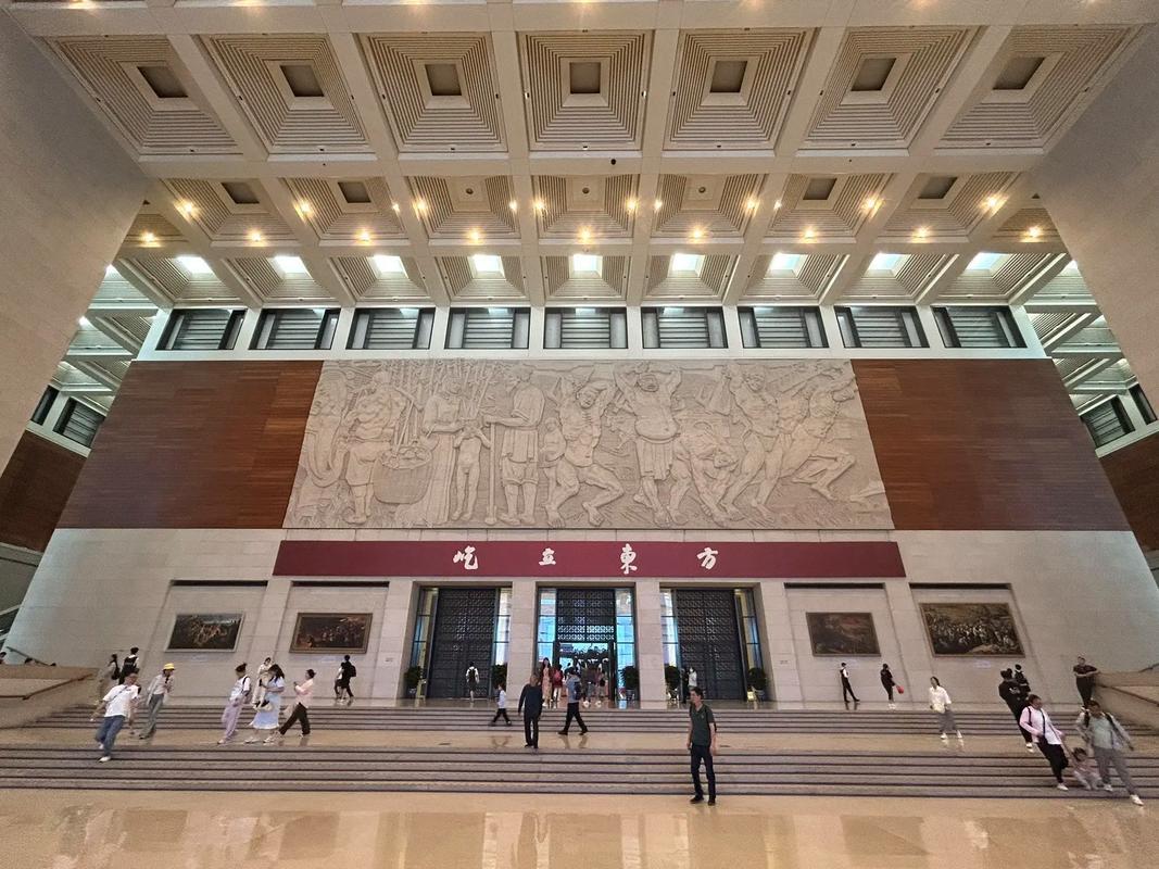 跨年夜国博门口炸开锅！捐宝老人苦寻17年 佛像竟查无踪迹
 
跨年夜北京街头灯火