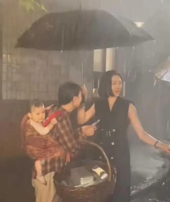 800块买断一个婴儿的健康？这场短剧拍的分明是人性之恶的纪录片！

深夜片场，洒