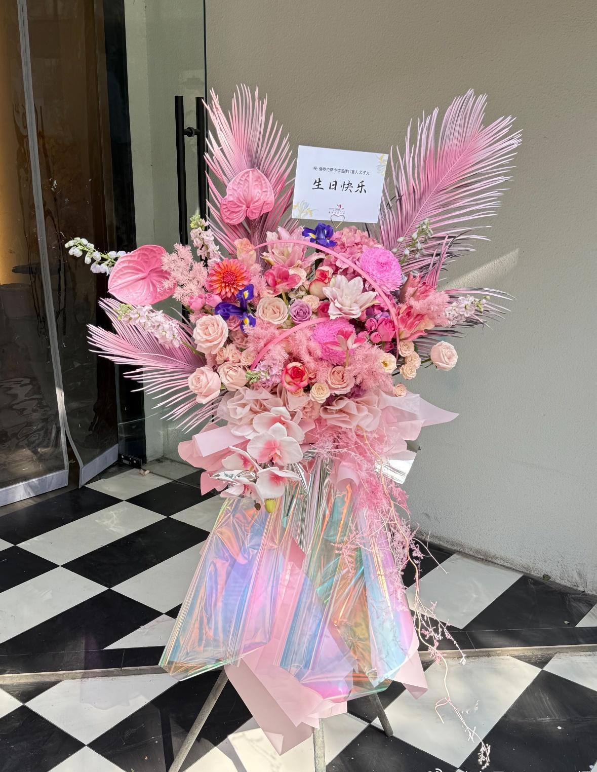 🌺孟子义1205生日快乐 

怎么办呢，品牌方就这样宠你姐，祝我们最爱的小公主