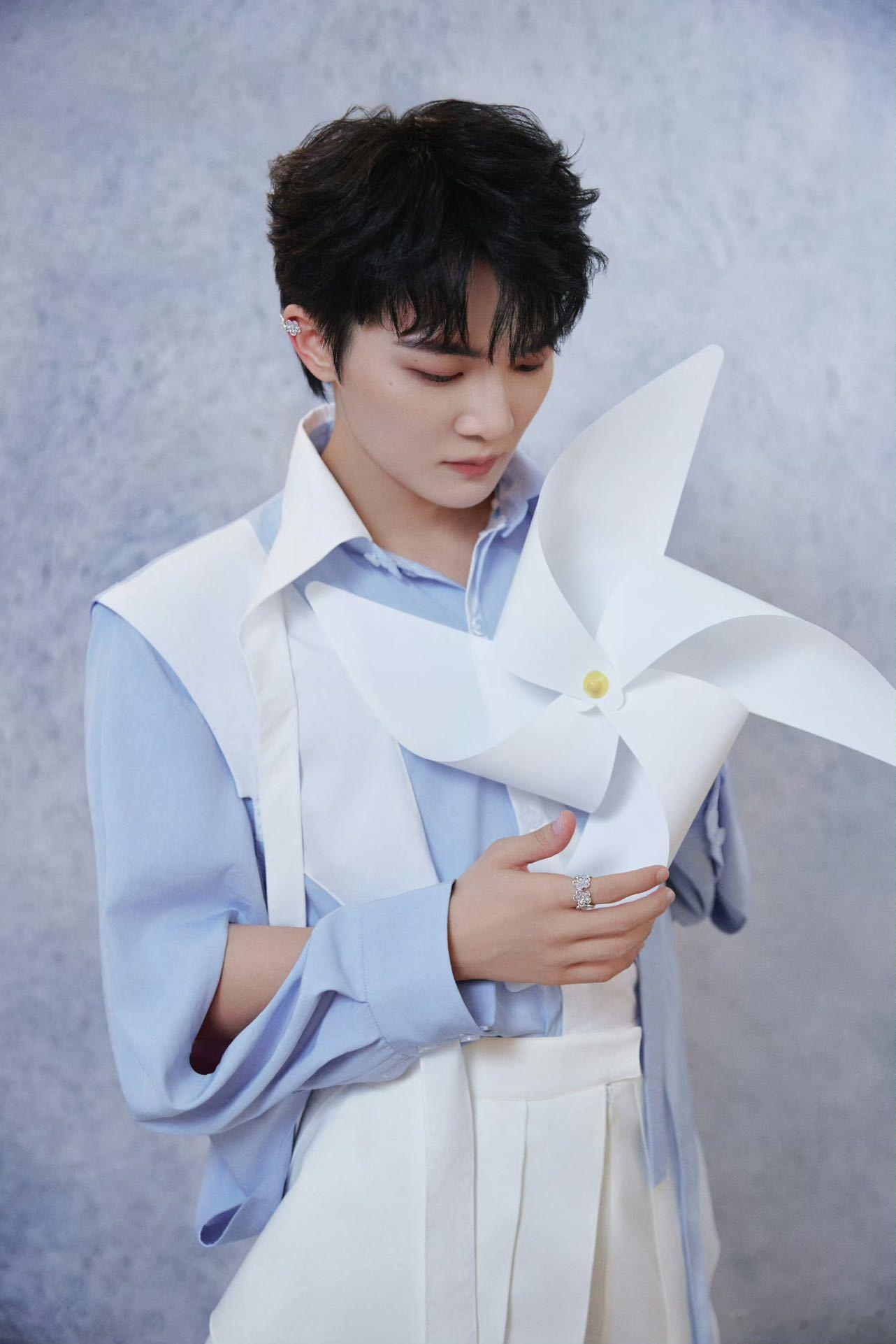 周深采访主打一个坑人不倦！ 追问毛然鹤歌词遭语文老师锐评、歌曲是否关联初恋，逗得