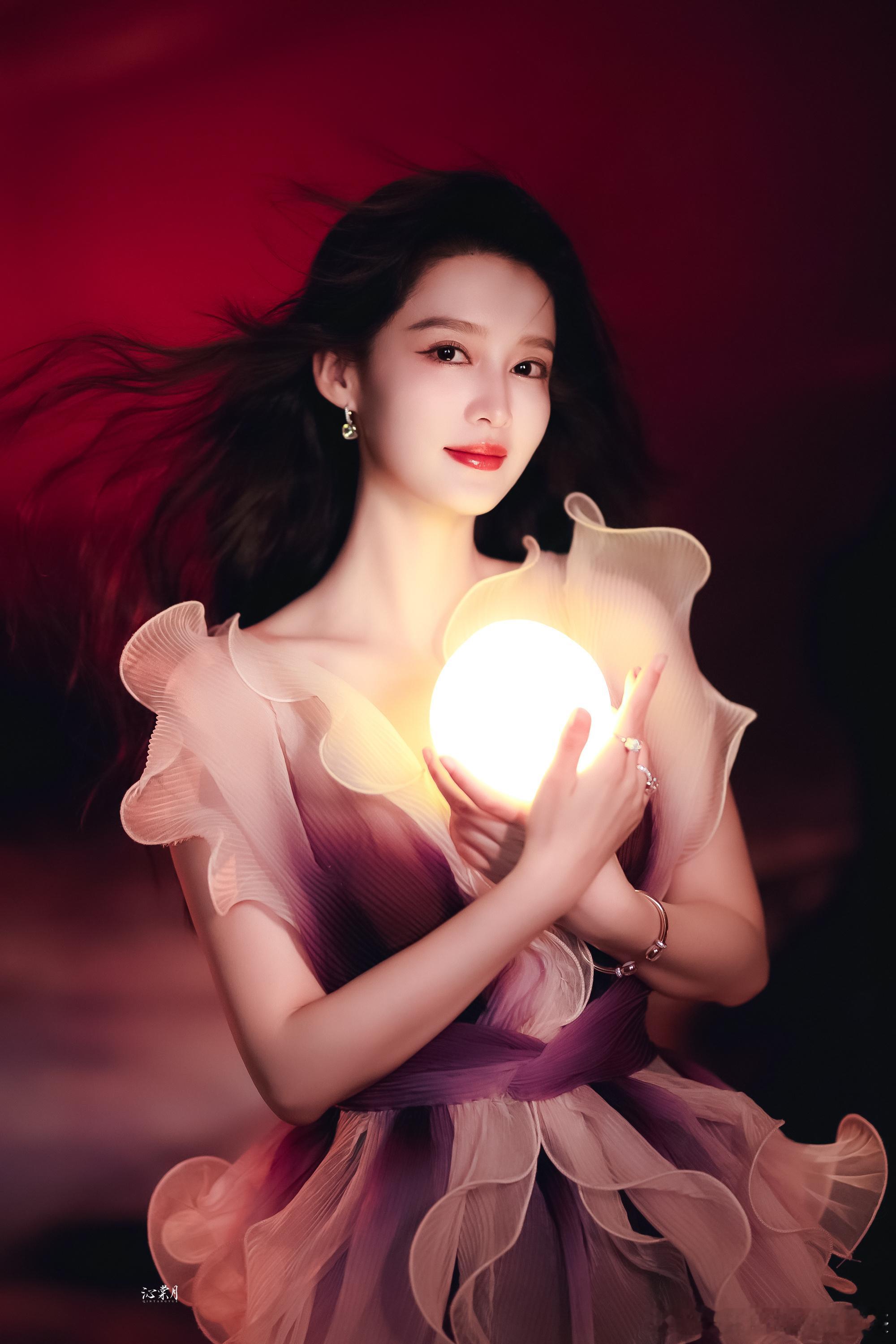 李沁紫浪逐波拖尾长裙太美了，女神啊，心动 ​​​