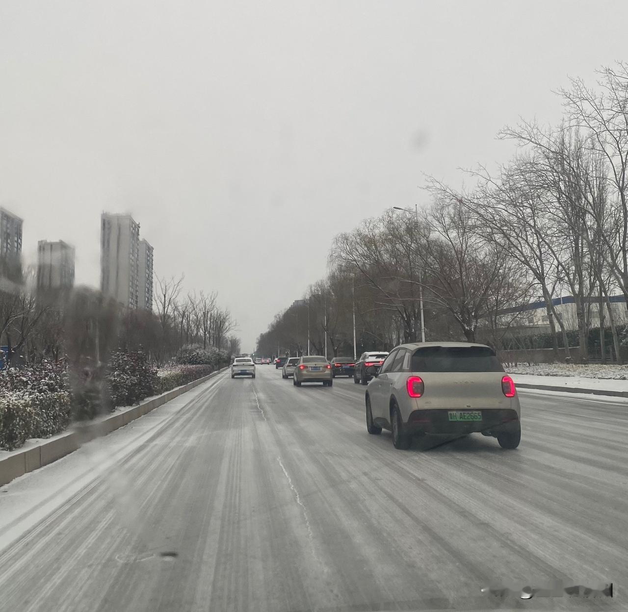 ＃济宁头条＃昨天下了一夜的雪，
今天早上开车出门，
街头上出现了罕见一幕，
走了