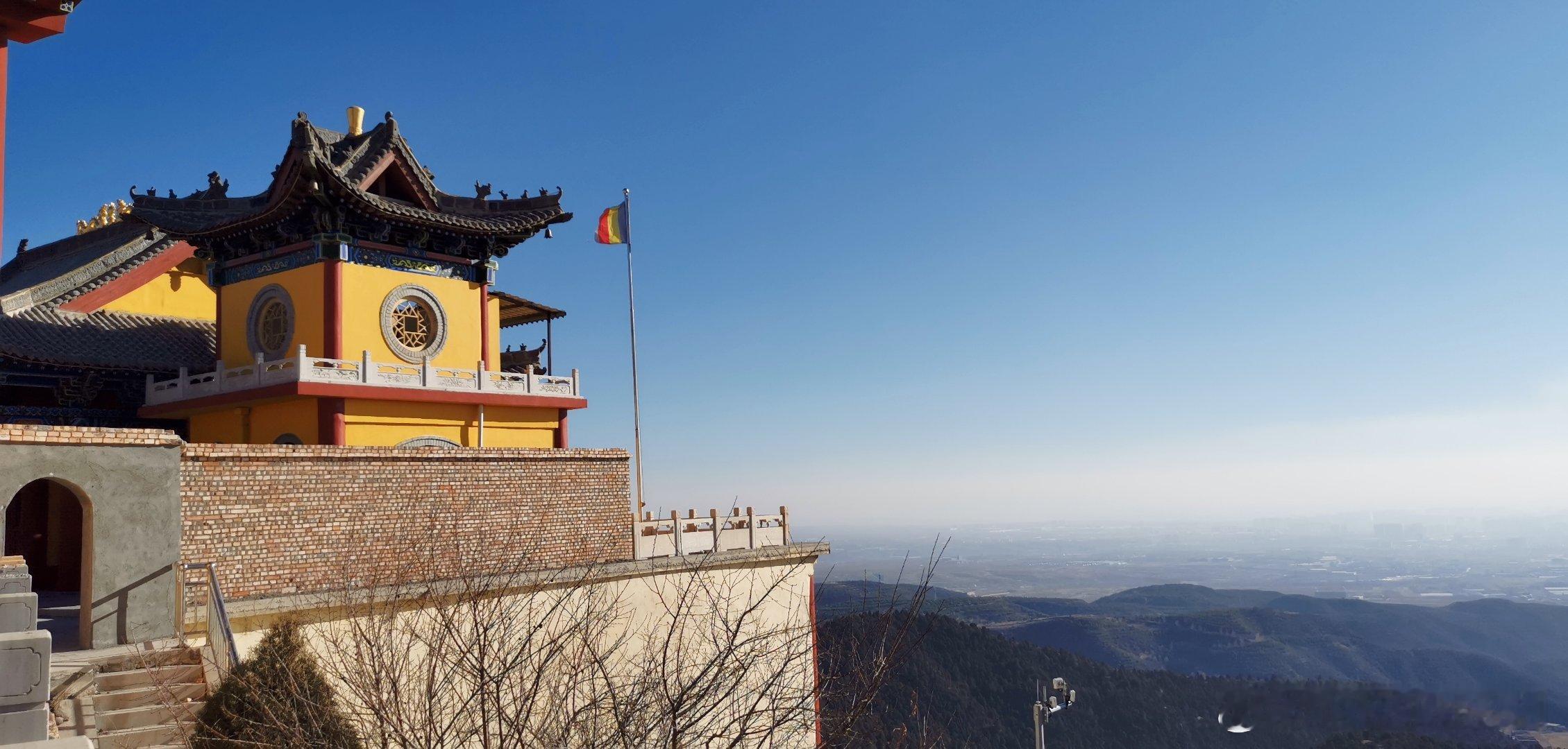 攀登不同的山，才知道自己的体力强弱，遇见不同的人，才知道自己的修行高低。    