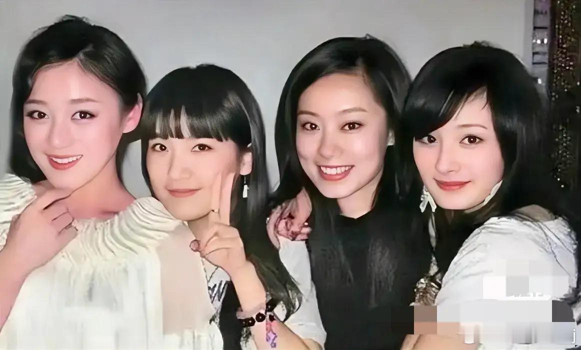 杨幂北电宿舍四人组 北电四朵金花，据说还出自一个宿舍，堪称4人组: 杨幂、张小斐