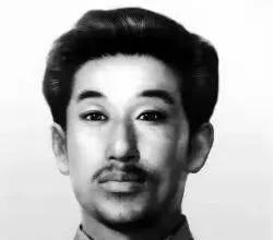 1942年，叛徒谢文东受日军指示，去识别一位抗日英雄的遗体，一伪警察怕他看不清，